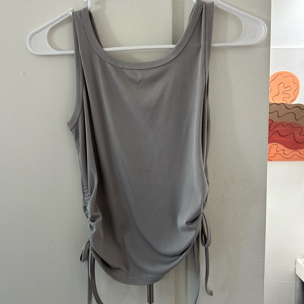 Ribbed gray tank top